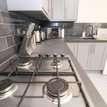 Modern 3 Bed, Contractors Welcome, Bradford Bagian luar foto