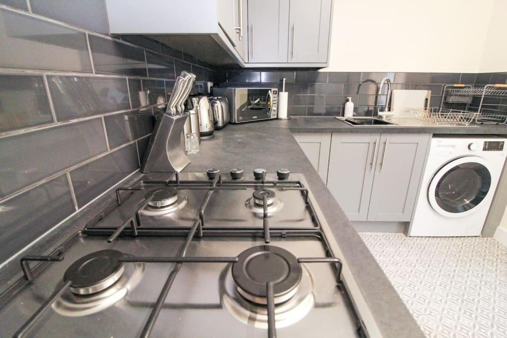 Modern 3 Bed, Contractors Welcome, Bradford Bagian luar foto