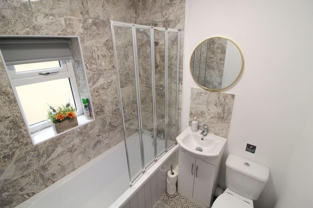 Modern 3 Bed, Contractors Welcome, Bradford Bagian luar foto