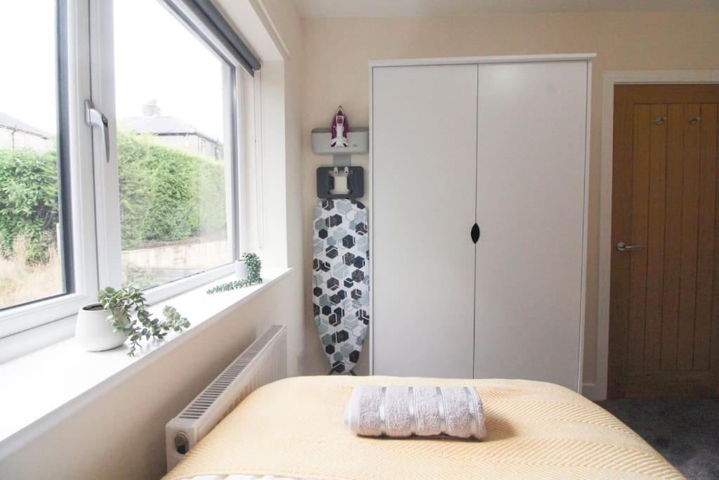 Modern 3 Bed, Contractors Welcome, Bradford Bagian luar foto