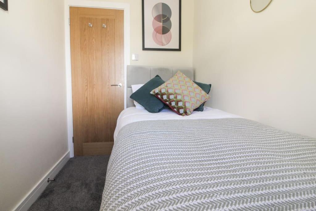 Modern 3 Bed, Contractors Welcome, Bradford Bagian luar foto