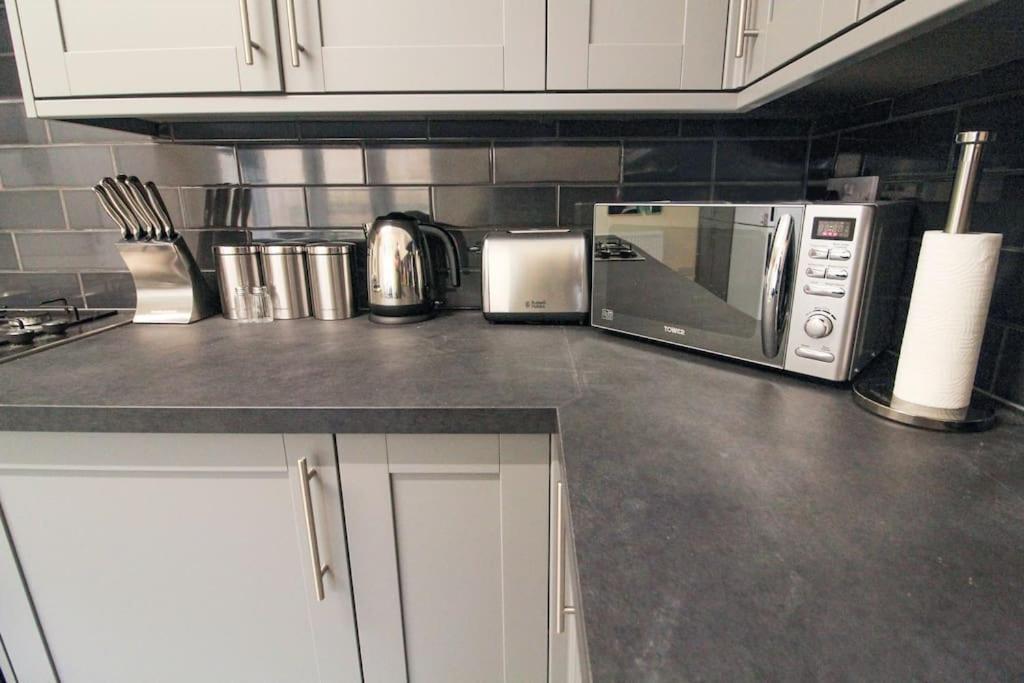 Modern 3 Bed, Contractors Welcome, Bradford Bagian luar foto