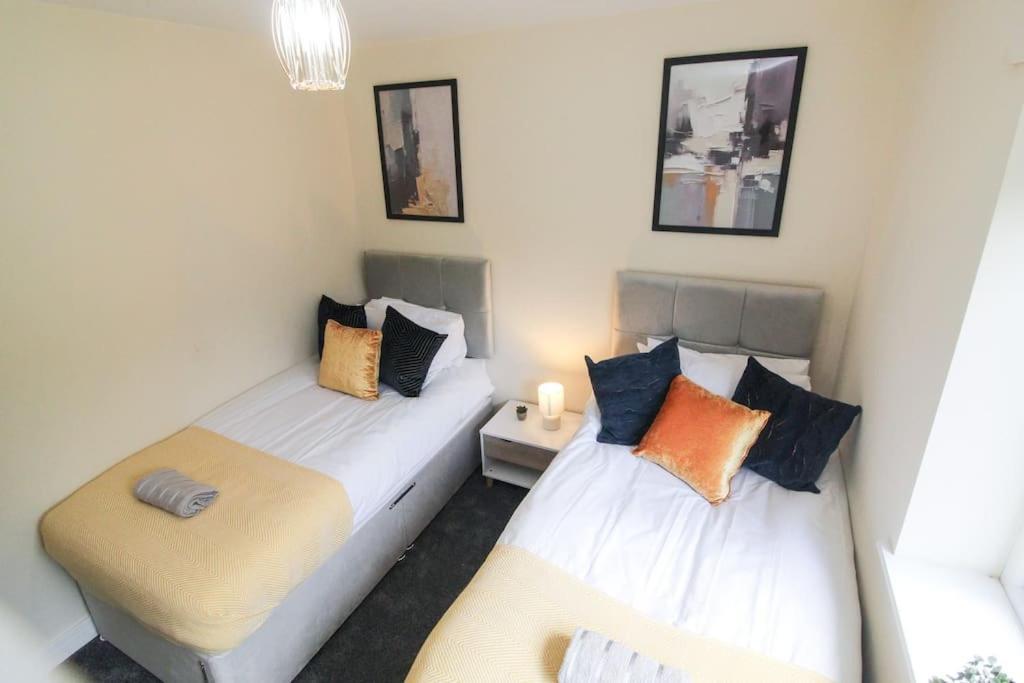 Modern 3 Bed, Contractors Welcome, Bradford Bagian luar foto