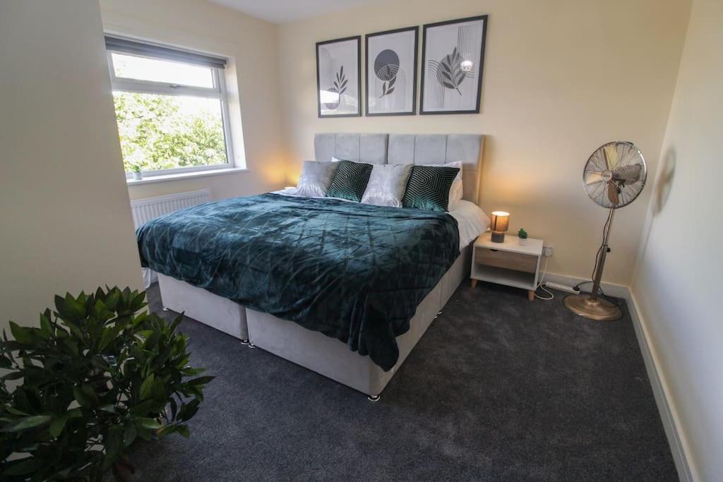 Modern 3 Bed, Contractors Welcome, Bradford Bagian luar foto