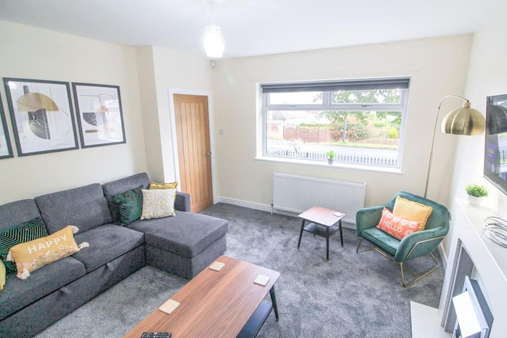Modern 3 Bed, Contractors Welcome, Bradford Bagian luar foto