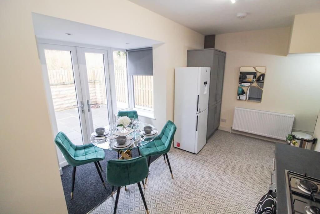 Modern 3 Bed, Contractors Welcome, Bradford Bagian luar foto