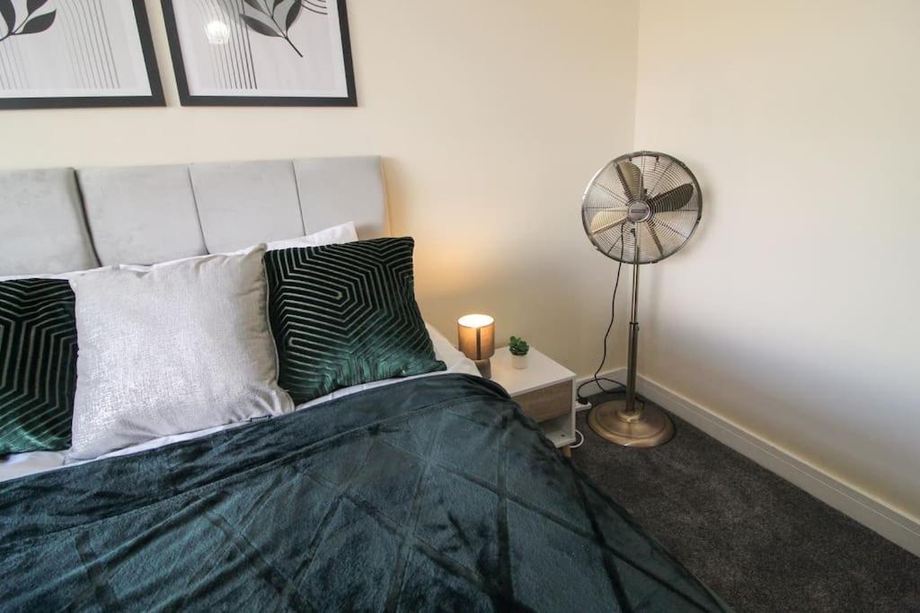 Modern 3 Bed, Contractors Welcome, Bradford Bagian luar foto