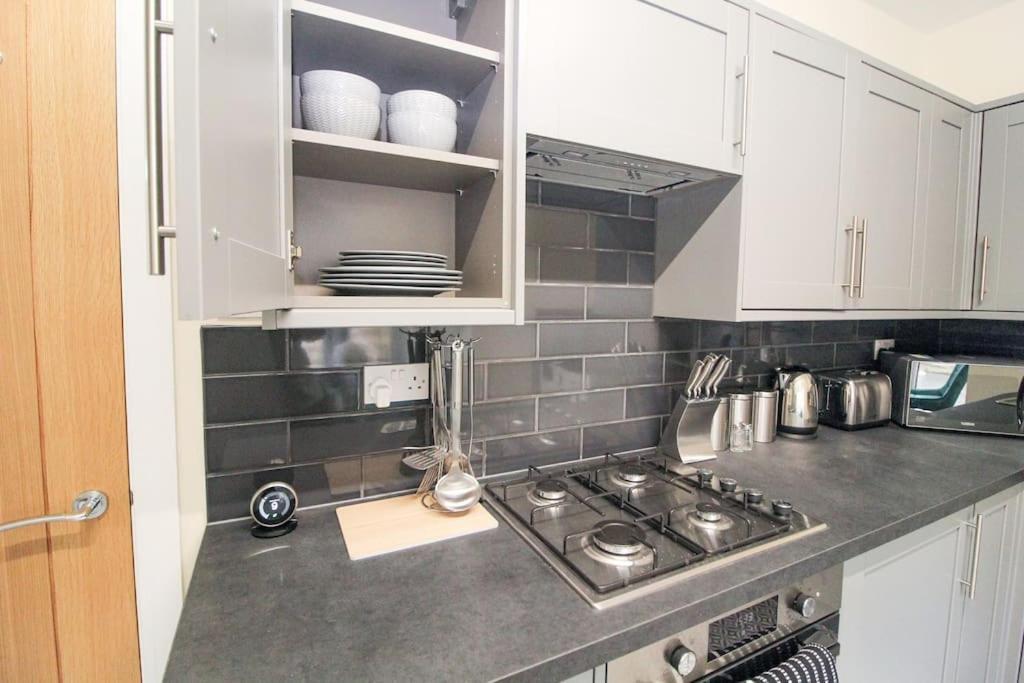 Modern 3 Bed, Contractors Welcome, Bradford Bagian luar foto