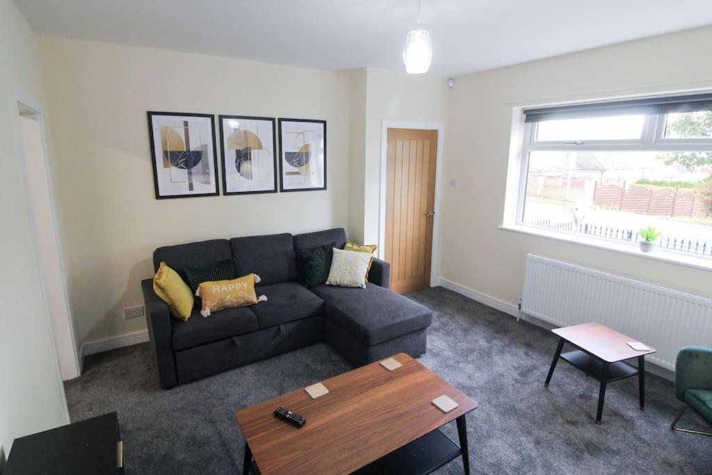 Modern 3 Bed, Contractors Welcome, Bradford Bagian luar foto