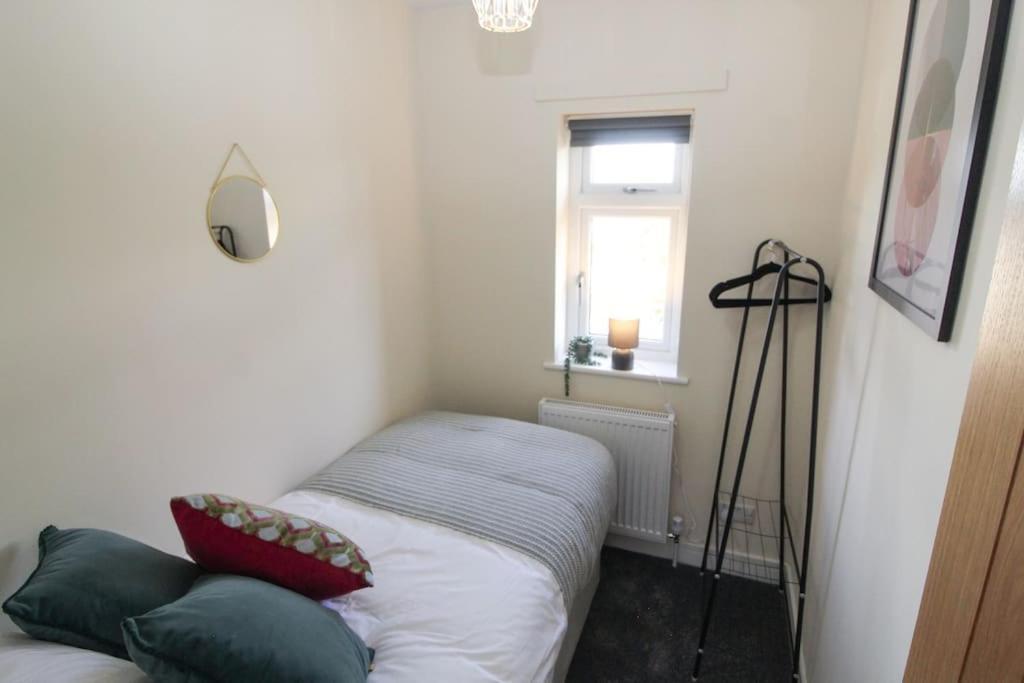 Modern 3 Bed, Contractors Welcome, Bradford Bagian luar foto