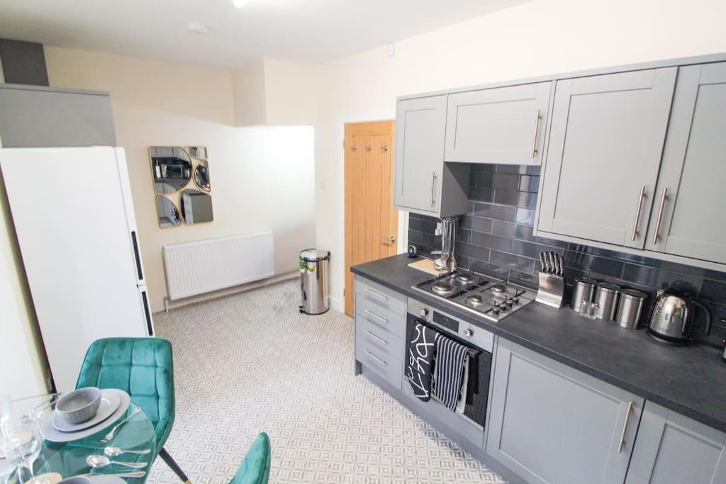 Modern 3 Bed, Contractors Welcome, Bradford Bagian luar foto