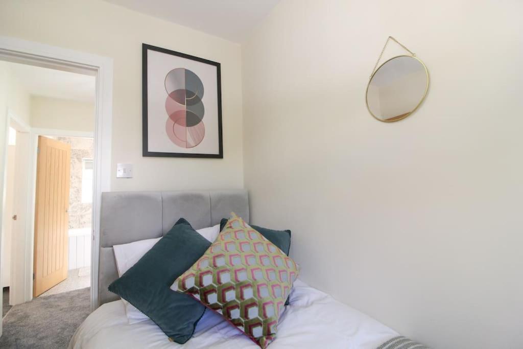 Modern 3 Bed, Contractors Welcome, Bradford Bagian luar foto
