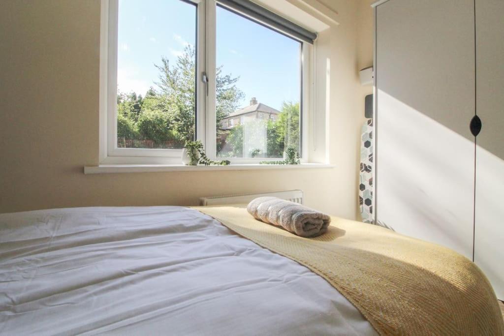 Modern 3 Bed, Contractors Welcome, Bradford Bagian luar foto