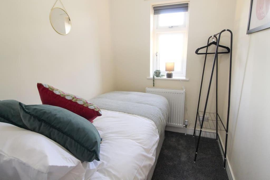 Modern 3 Bed, Contractors Welcome, Bradford Bagian luar foto