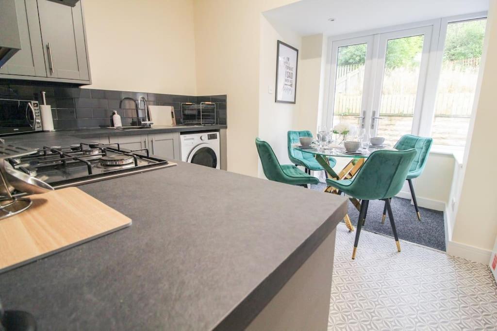 Modern 3 Bed, Contractors Welcome, Bradford Bagian luar foto