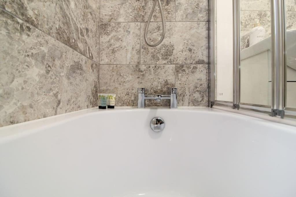 Modern 3 Bed, Contractors Welcome, Bradford Bagian luar foto