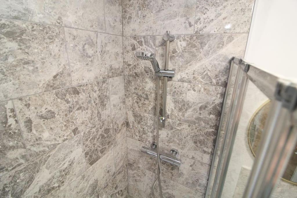 Modern 3 Bed, Contractors Welcome, Bradford Bagian luar foto