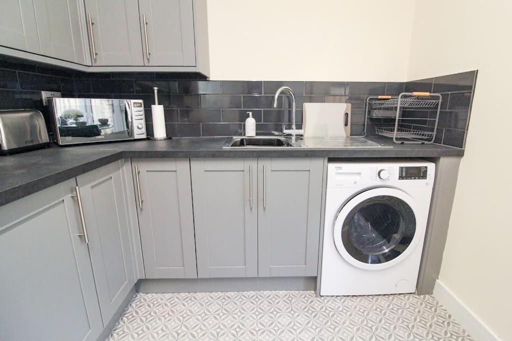 Modern 3 Bed, Contractors Welcome, Bradford Bagian luar foto